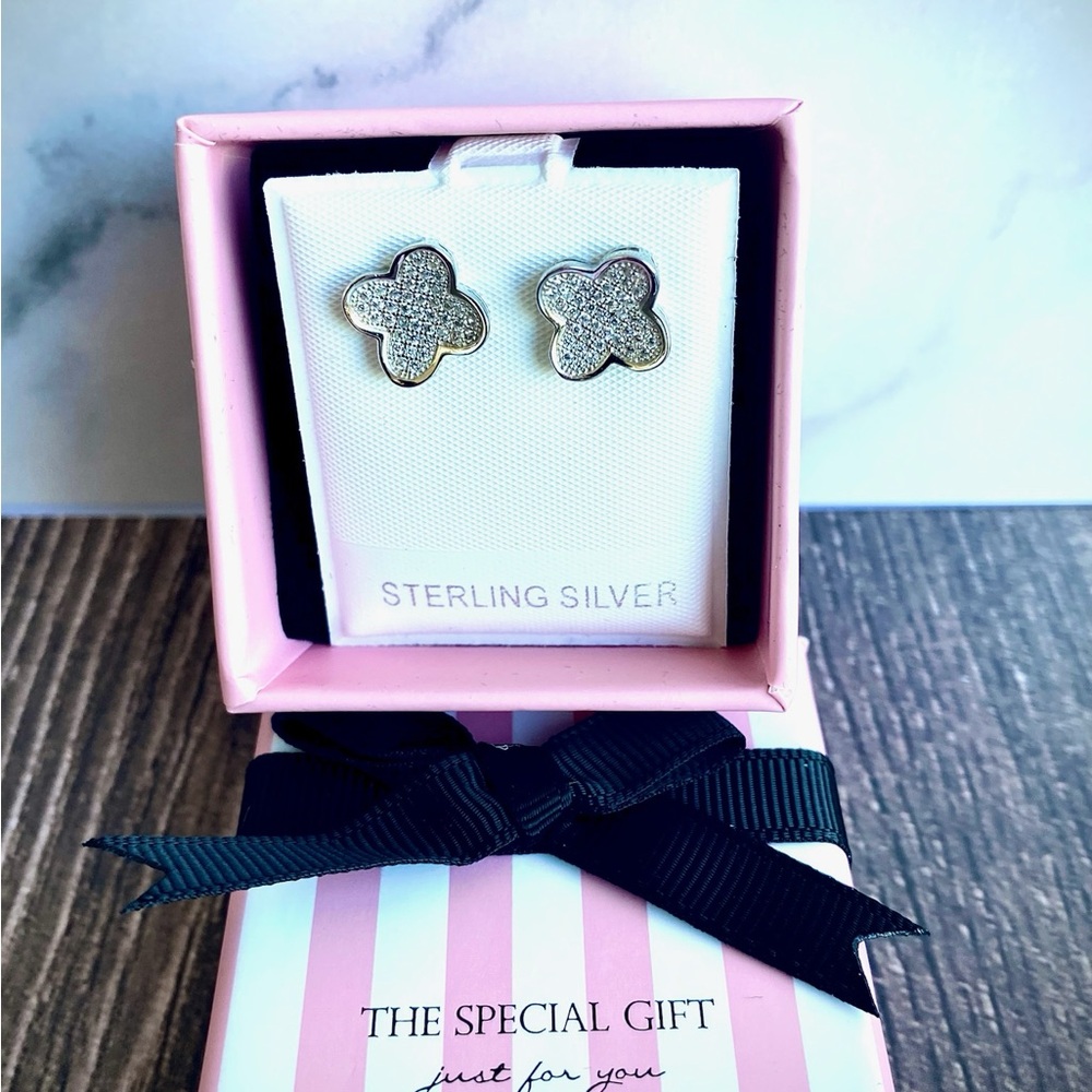Sterling Silver Flower Earrings 🩶